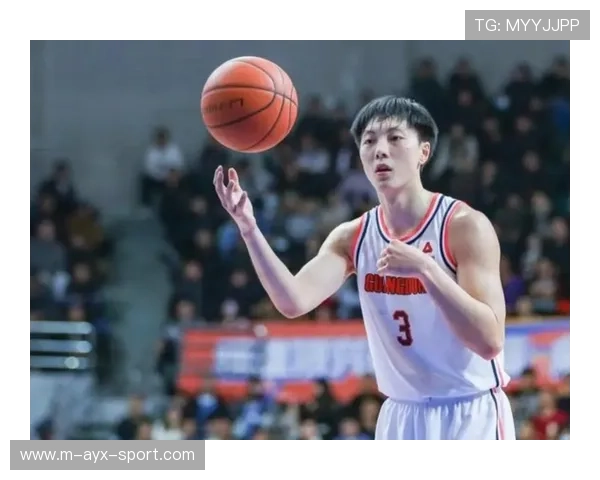 最矮球员逆天三双边缘！广东小个子打服全场，球迷直呼离谱，很矮的球星