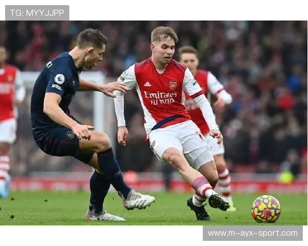 陕西联合冯伯元禁区内卡位，转身抽射被封堵